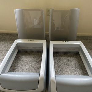 Self-cleaning litter box